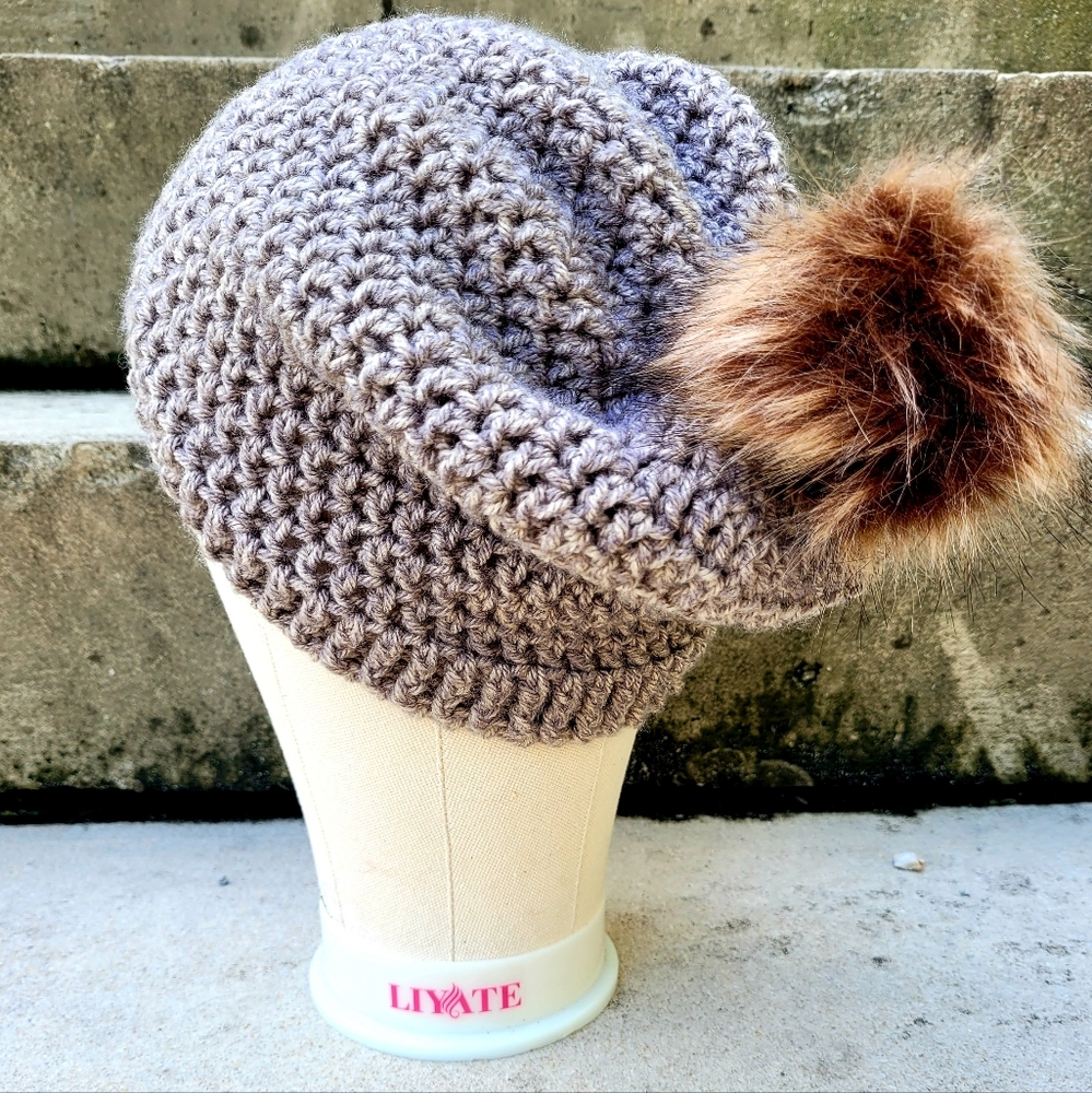 Saggy hat with pom pom